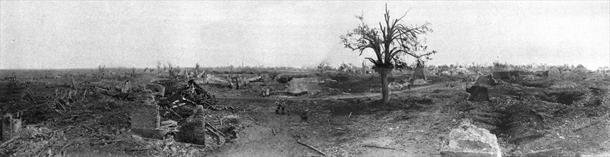 'La Bataille de la Somme; en terrain reconquis sur la route de Peronne; un "etonnant..., 1916. Creator: Unknown.