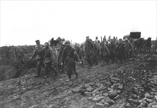 'La Bataille de la Somme; a l'arriere de la bataille: prisonniers rapportant dans nos..., 1916. Creator: Unknown.