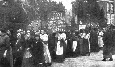 'Les manifestations contre "la vie chere" en Hollande; manifestation faminine a Amsterdam..., 1916. Creator: Unknown.