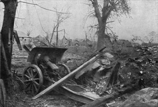 'Sur le rerrain de l'avance Francaise au sud de la Somme; Obusier allemand qui etait..., 1916. Creator: Unknown.
