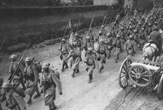 'L'infanterie coloniale a la bataille de la Somme; Drapeau en tete, un regiment qui a pris..., 1916. Creator: Unknown.