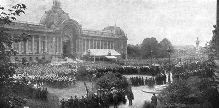 'Le 14 juillet 1916 a Paris; defile des troupes, dans l'avenue Nicolas II, devant la tribune...,1916 Creator: Unknown.