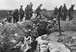 'Apres les succes Britanniques au Nord de la Somme; Prisonniers allemands faits par nos..., 1916. Creator: Unknown.