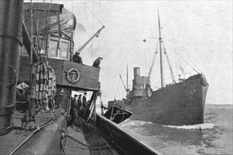 'La flotte d'avant-garde; le dragage des mines. On descend le "kite" (litteralement; "cerf..., 1916. Creator: Unknown.