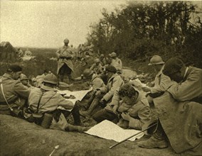 '' A l'est de Montdidier; les commandants de compagnie se concertent', 1918. Creator: Unknown.