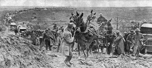''Les Americains dans le Saillant de Saint-Mihiel; Un convoi de munitions franchissant..., 1918. Creator: Unknown.