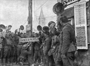 ''Les Americains dans le Saillant de Saint-Mihiel; A la sortie d'un village, des "Yanks"..., 1918. Creator: Unknown.