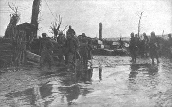 ''De L'Argonne aux Flandres; Prisonniers allemands traversant les etendues de boue..., 1918. Creator: Unknown.