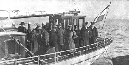 ''En Exil; L'ex-kronprinz sur le bateau le conduisant a l'ile de Wieringen. L'ancien..., 1918. Creator: Unknown.