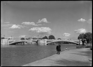 Caversham Bridge, Caversham, Reading, 1945-1960. Creator: Margaret F Harker.