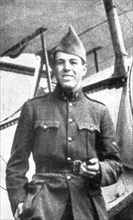 'Les Etats-Unis dans la guerre; Le sergent aviateur americain Victor Chapman, tombe..., (1917).  Creator: Unknown.