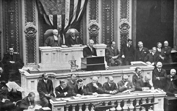 'L'Avant-Guerre aux Etats-Unis; Le president Wilson, lisant au Congres, le 7 decembre 1915..., 1917. Creator: Underwood & Underwood.