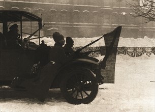 'La Revolution Russe; Pendant les journees sanglantes: des automobiles remplies de soldats..., 1917. Creator: Unknown.
