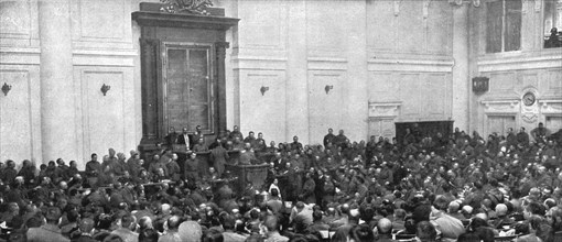 'Au Palais de Tauride; Le bureau du Conseil des delegues ouvriers et soldats, pendant..., 1917. Creator: Unknown.