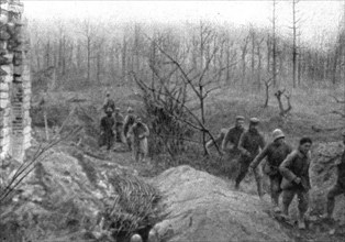 'Notre attaque du 16 avril 1917; Premiers prisonniers courant vers l'arriere', 1917. Creator: Unknown.