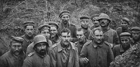 'Notre attaque du 16 avril 1917; Prisonniers dans un boyau, au Godat, a l'Ouest de Reims..., 1917. Creator: Unknown.