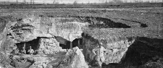 'Du 16 au 30 avril 1917; Une de ces creutes ou carrieres, creusees dans la craie des falaises...1917 Creator: Unknown.
