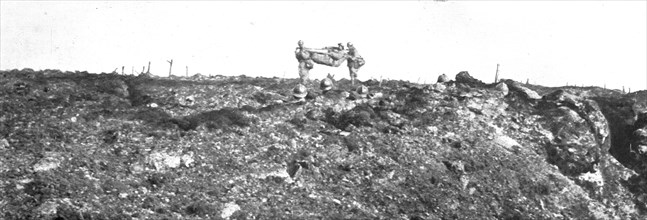 'Le champ de bataille; Sur le Chemin des Dames: un officier blessé est emporté sur un..., 1917. Creator: Unknown.