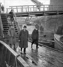 'La Mission Joffre-Viviani en Amerique; Arrivee, sur le ponton d'embarquement, le 18 avril 1917. Creator: Unknown.