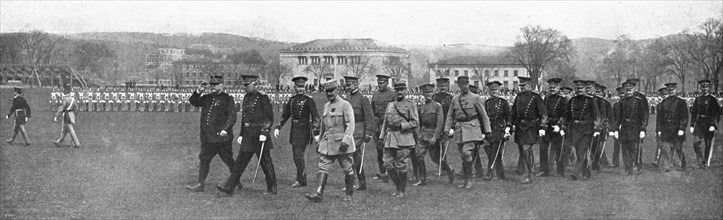 'Joffre a West-Point, le <<Saint-Cyr>> des Etats-Unis; Le marechal, accompagné par..., 1917. Creator: Unknown.