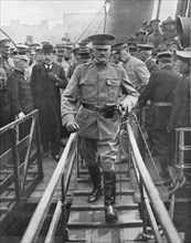 'L'Arrivee du General Pershing; Le general debarque a Boulogne du transport <<Invicta>>', 1917. Creator: Jean Clair-Guyot.