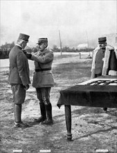 'Sur le Front Italien; Visitant le front italien, le 4 fevrier 1917, le general Nivelle decore..., 1 Creator: Unknown.