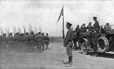 'Les Soubresauts de la Russie; Avant l'offensive russe de juillet 1917: des troupes defilent...1917. Creator: Unknown.