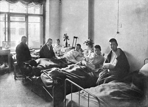 'Des Vaillants; Femme-soldats, blessees dans l'offensive, en traitement dans un hopital..., 1917. Creator: Unknown.