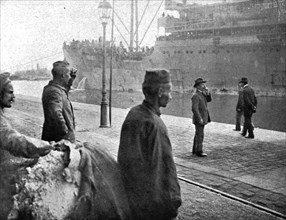 'Les Premiers Contingents Americains en France; Prisonniers allemands regardant l'arrivee', 1917. Creator: Unknown.