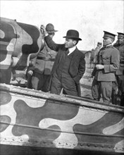 'M. Baker en France; Le ministre de la Guerre Americain manoeuvre la Culasse d'une Piece..., 1917. Creator: Unknown.