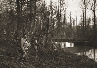'Dans la Bataille; La protection de la voie ferree Amiens-Paris: un section d'infanterie..., 1918. Creator: Unknown.