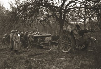 'Dans la Bataille; Mise en batterie d'un 155 Schneider', 1918. Creator: Unknown.