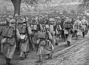 'Dans la Bataille; Une releve d'infanterie qui monte en ligne se croise avec un convoi..., 1918. Creator: Unknown.