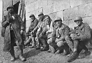 'Les "Notres" , apres la bataille: blesses francais attendant leur evacuationle poste de..., 1918. Creator: Unknown.
