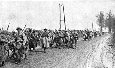 'Dans la Bataille; Regiment d'infanterie revenant du feu', 1918. Creator: Unknown.