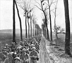 'Dans la Bataille; Regiment d'infanterie montant au feu', 1918. Creator: Unknown.