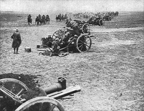 'Dans la Bataille; L'artillerie de campagne britannique en action: pendant les penibles..., 1918. Creator: Unknown.