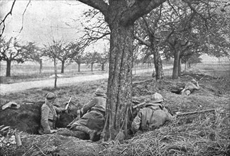 'Dans la Bataille; Fusiliers mitrailleurs au bord d'une route, sous des pommiers', 1918. Creator: Unknown.
