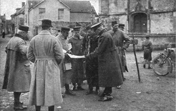 'L' "amalgame franco-americain"; le general Pershing examinant la carte au milieu... 1918. Creator: Unknown.