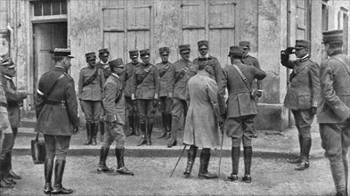 'Dans la bataille; presentation au general Franchet d'Esperey de l'etat-major du corps..., 1918. Creator: Unknown.