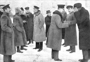 'La paix des Bolcheviks; les delegues de l'Ukraine independante s'entretenant avec des..., 1918. Creator: Unknown.