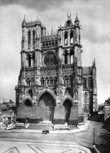 'Amiens sous le feu; La Cathedrale d'Amiens sous le revetement qui protegeait les portails', 1918. Creator: Unknown.