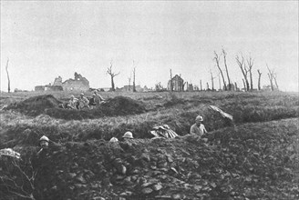 'Entre la Somme et l'oise; Etablissement de positions de repli en avent d'une ferme detruite', 1918. Creator: Unknown.