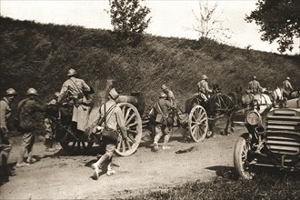 'Dans le bataille; une batterie d'artillerie se replie pour aller prendre position en arriere', 1918 Creator: Unknown.
