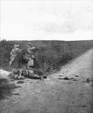 'La Quatrieme Offensive Allemande; Fusiliers mitrailleurs balayant la route de Courcelles..., 1918. Creator: Unknown.
