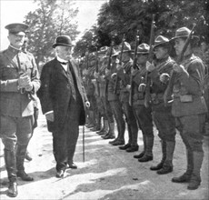 'Parmi les soldats de l'entente; M. Clemenceau dans les cantonnements americains... 1918. Creator: Unknown.
