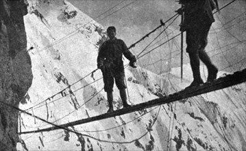 'Sur le front Italien; une passerelle a 3,000 metres d'altitude', 1918. Creator: Unknown.