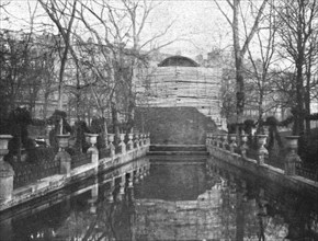 ' "La Guerre a L'Allemande"; au Luxembourg: la fontaine Medicis', 1918. Creator: Unknown.
