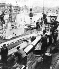 'A bord des sous-marins allemands; Embarquement de mines et torpilles avant le depart pour..., 1918. Creator: Unknown.