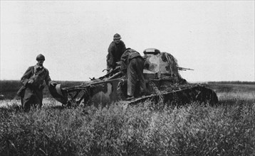 'Entre Aisne et Marne; "Depannage", sur le champ de bataille, d'un char d'assaut leger franc...1918. Creator: Unknown.